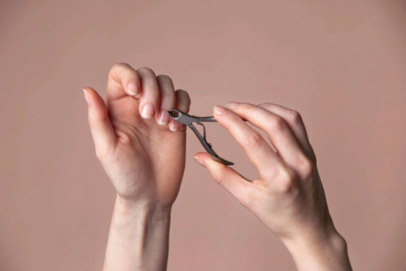 Cách cắt móng tay đẹp tại nhà cho nữ đơn giản dễ làm